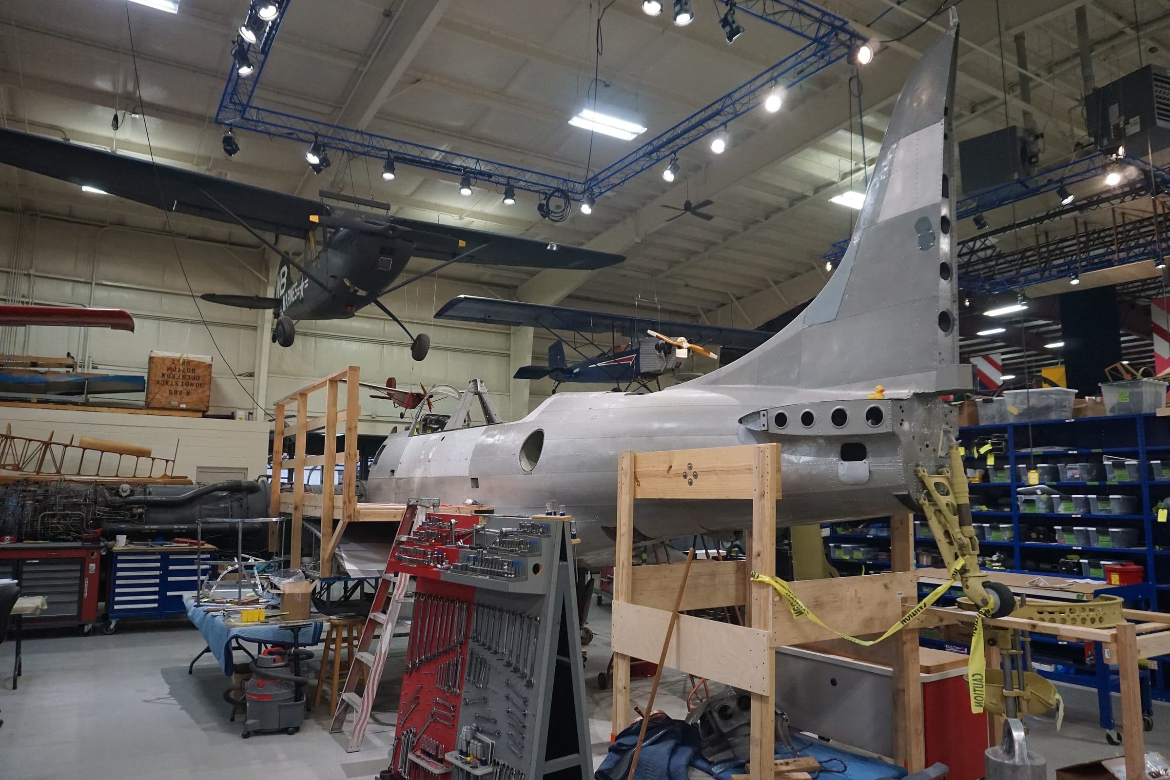 Un Douglas SBD Dauntless en restauration à l'Air Zoo, dans le Michigan, en 2019 : le bombardier en piqué de Midway, à moteur Cyclone
