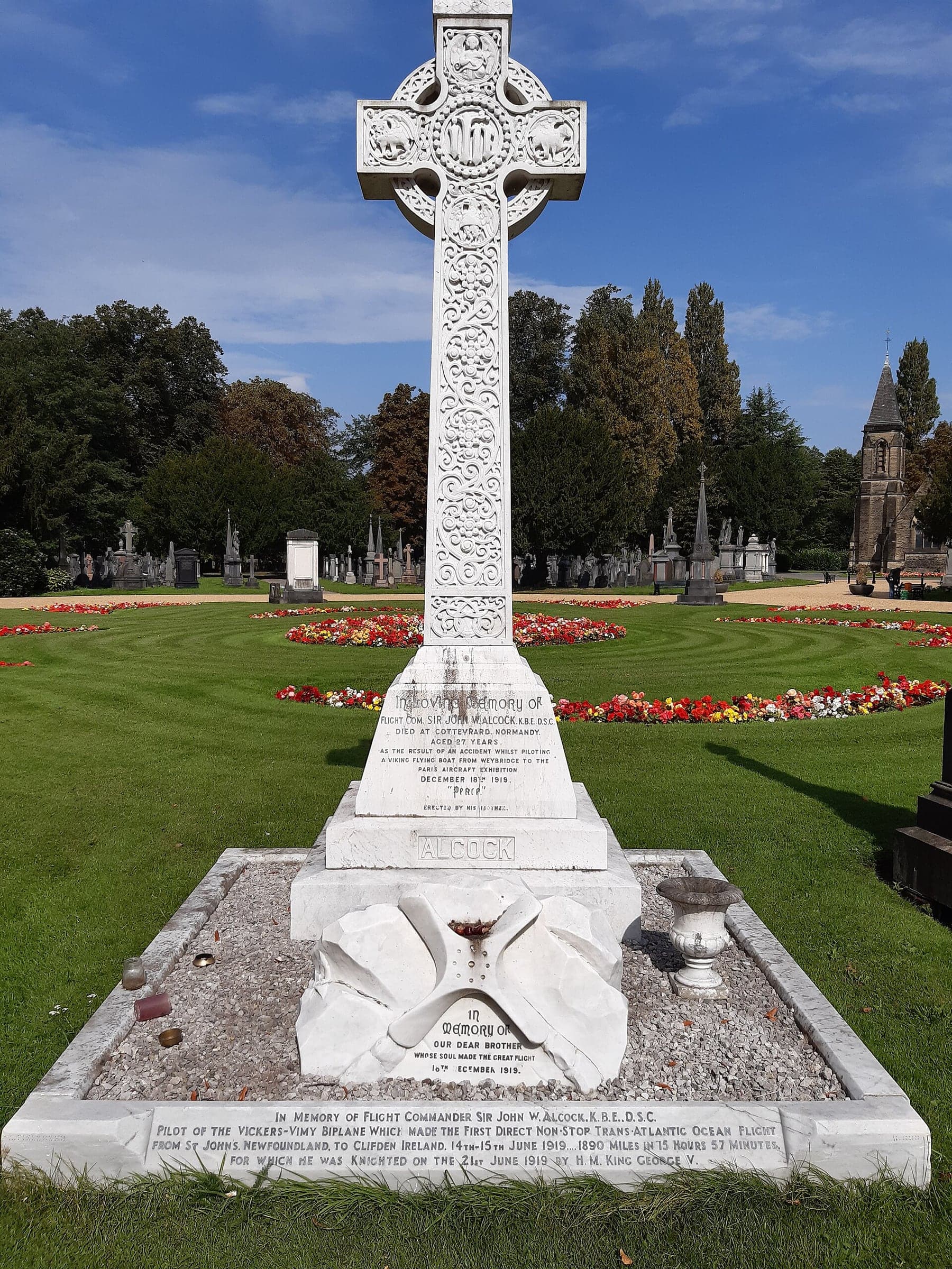 La tombe de sir John Alcock au Southern Cemetery de Manchester