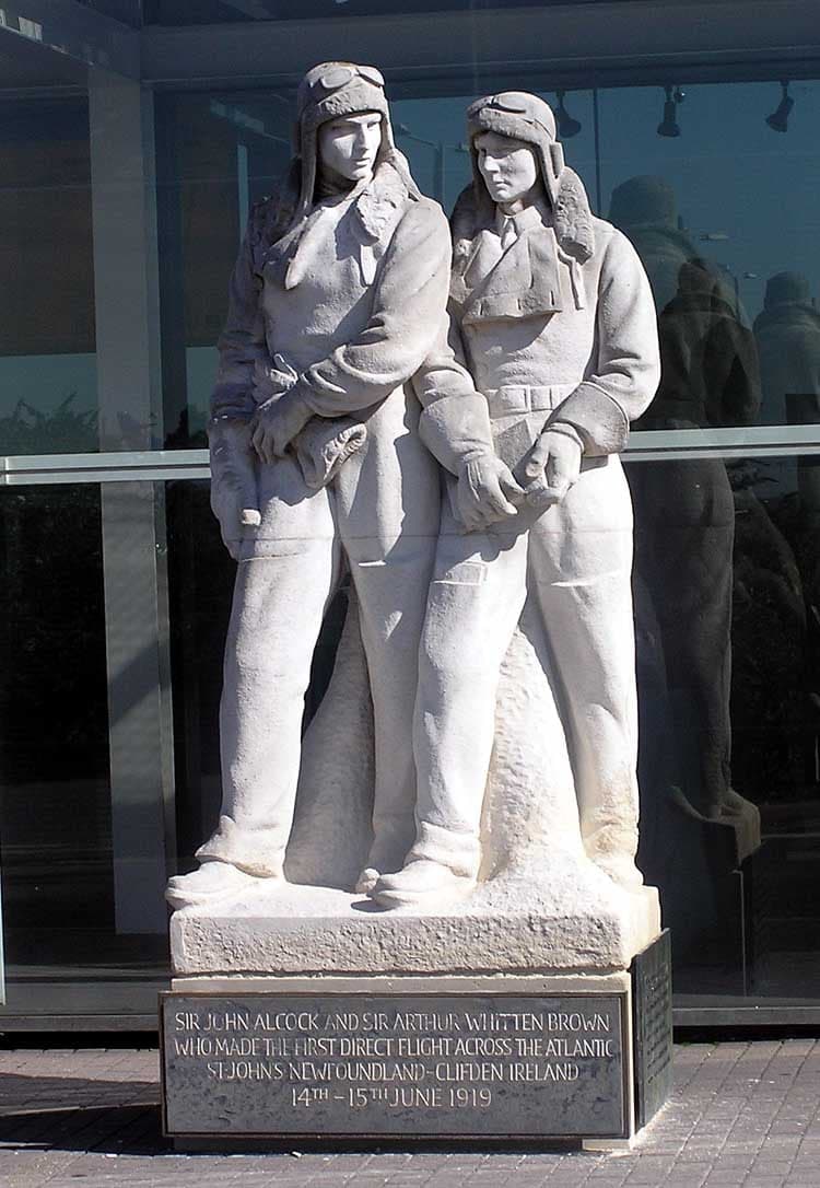 La statue d'Alcock et Brown par William McMillan à l'aéroport d'Heathrow