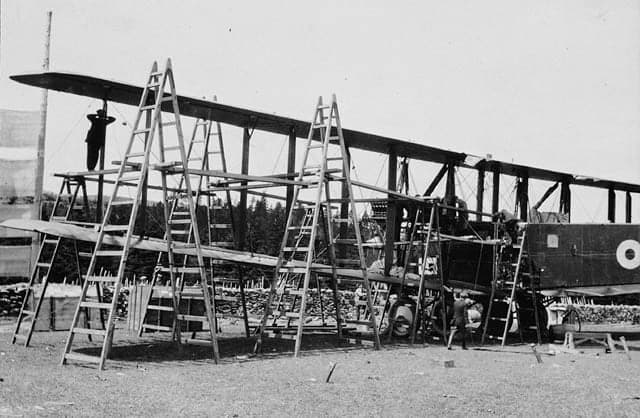 Des ouvriers règlent les ailes du Handley Page Atlantic à Harbour Grace