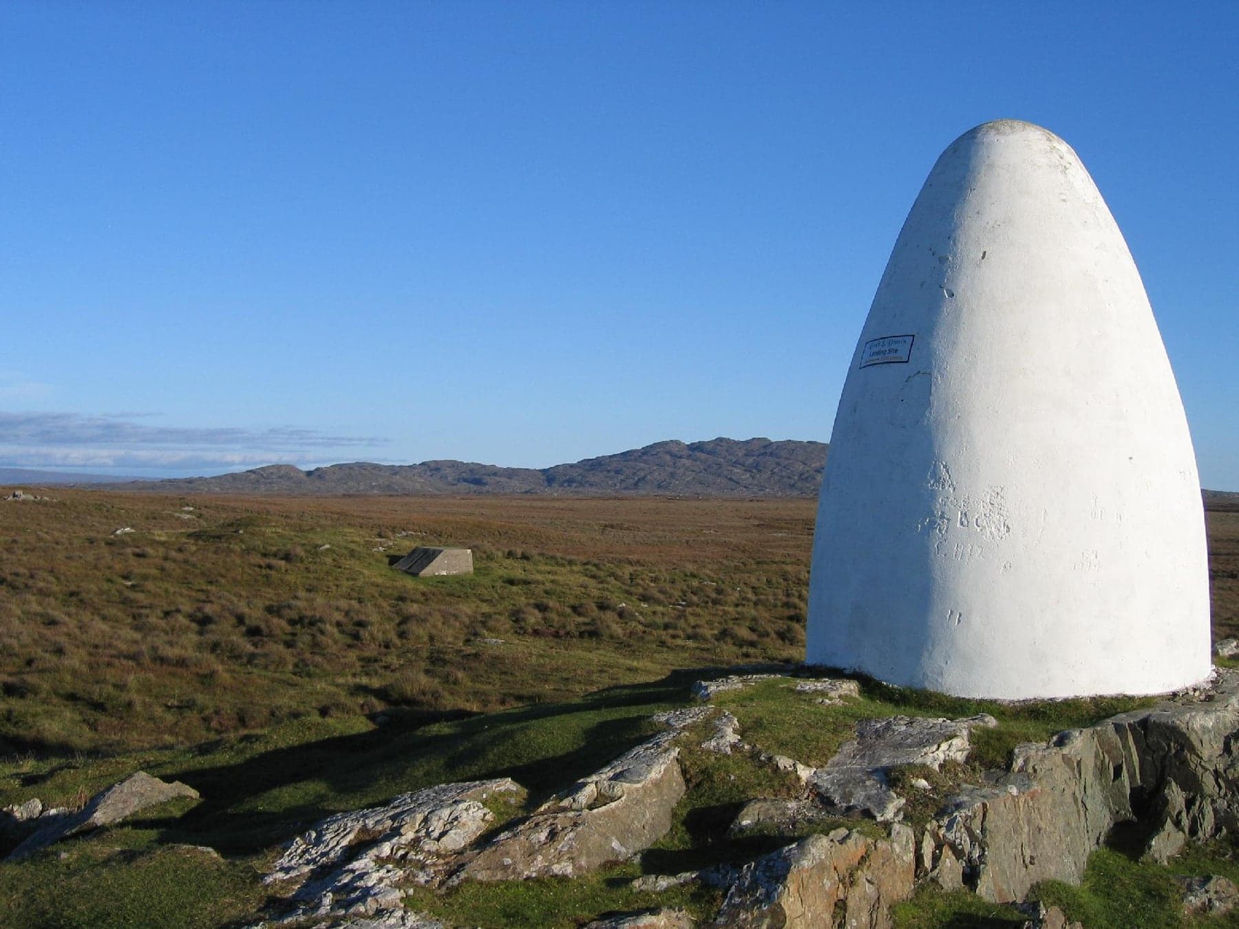 Le cairn blanc marquant le lieu d'atterrissage dans la tourbière au sud de Clifden