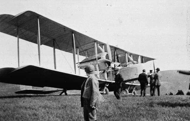Le Vimy d'Alcock et Brown, prêt au départ à Lester's Field avant la traversée