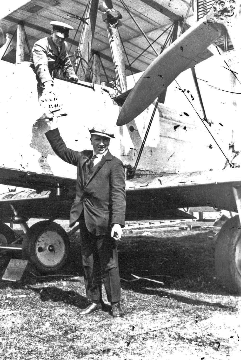 Alcock et Brown embarquant le sac de courrier à bord du Vimy à St John's