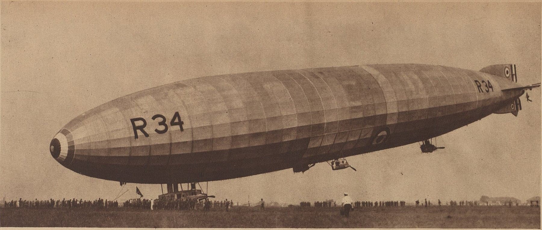 Le dirigeable britannique R34 se posant à Mineola (Long Island) en juillet 1919