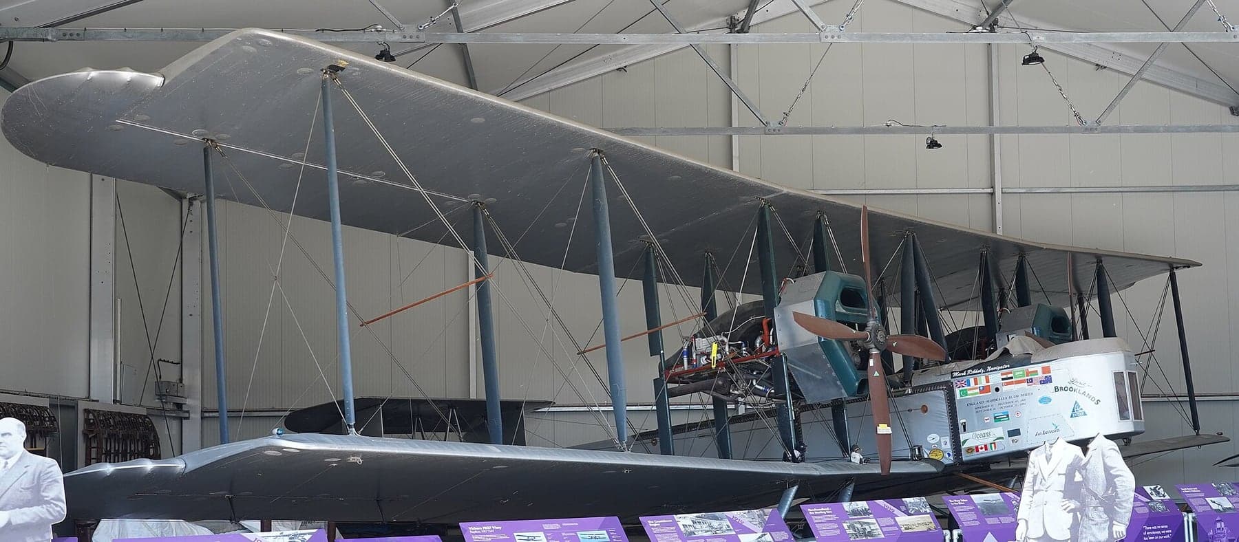 La réplique volante du Vimy NX71MY, qui refit la traversée en 2005, au musée de Brooklands