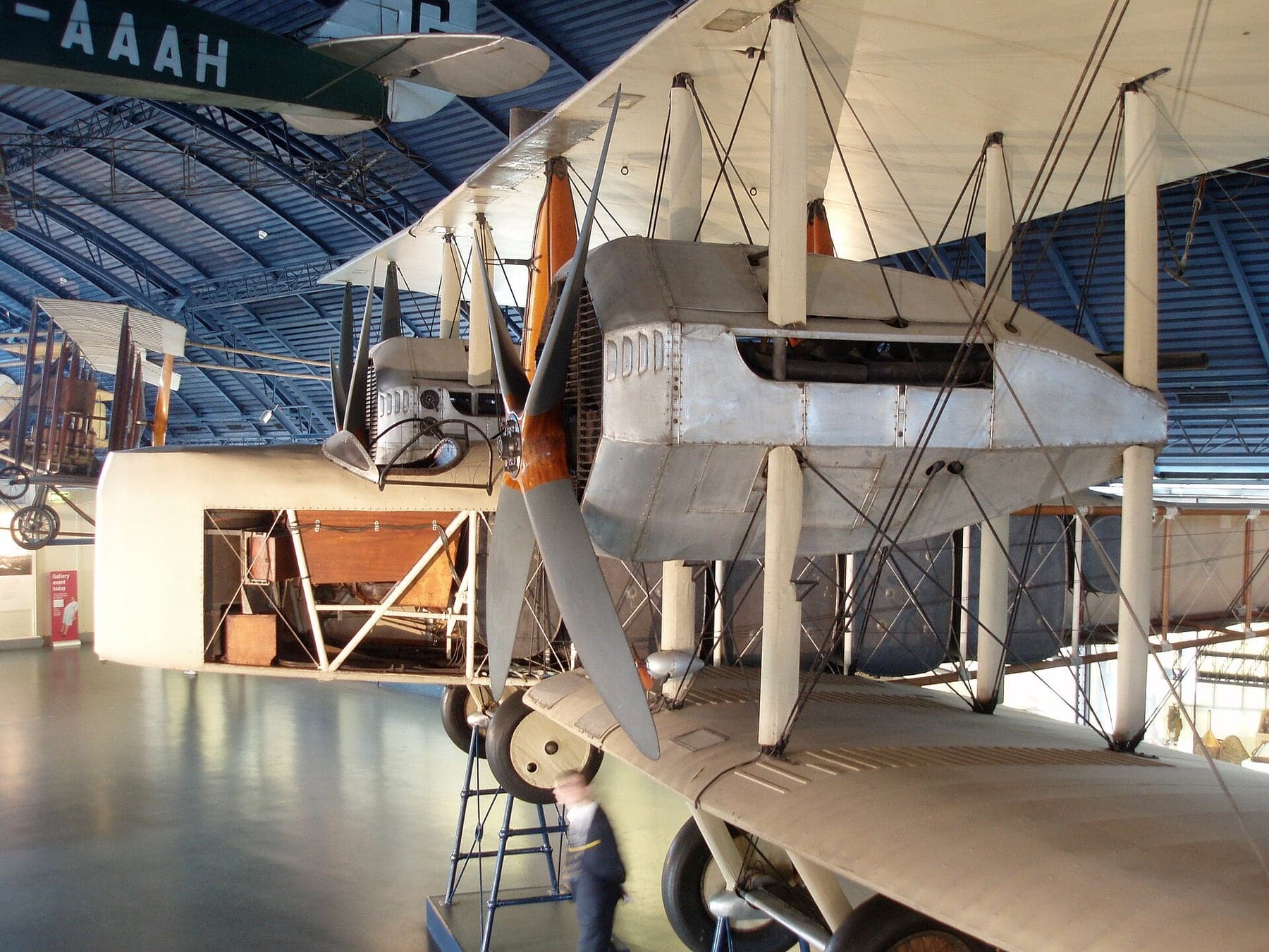 Le Vickers Vimy original de la traversée, suspendu au Science Museum de Londres