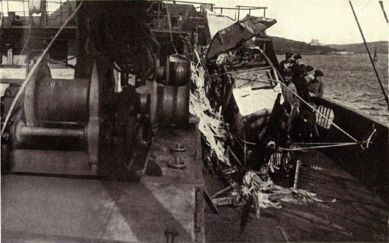 L'épave du Sopwith Atlantic repêchée en mer, à bord d'un vapeur