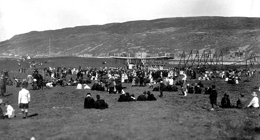 Alcock et Brown parmi les curieux, à côté du Vimy, à St John's
