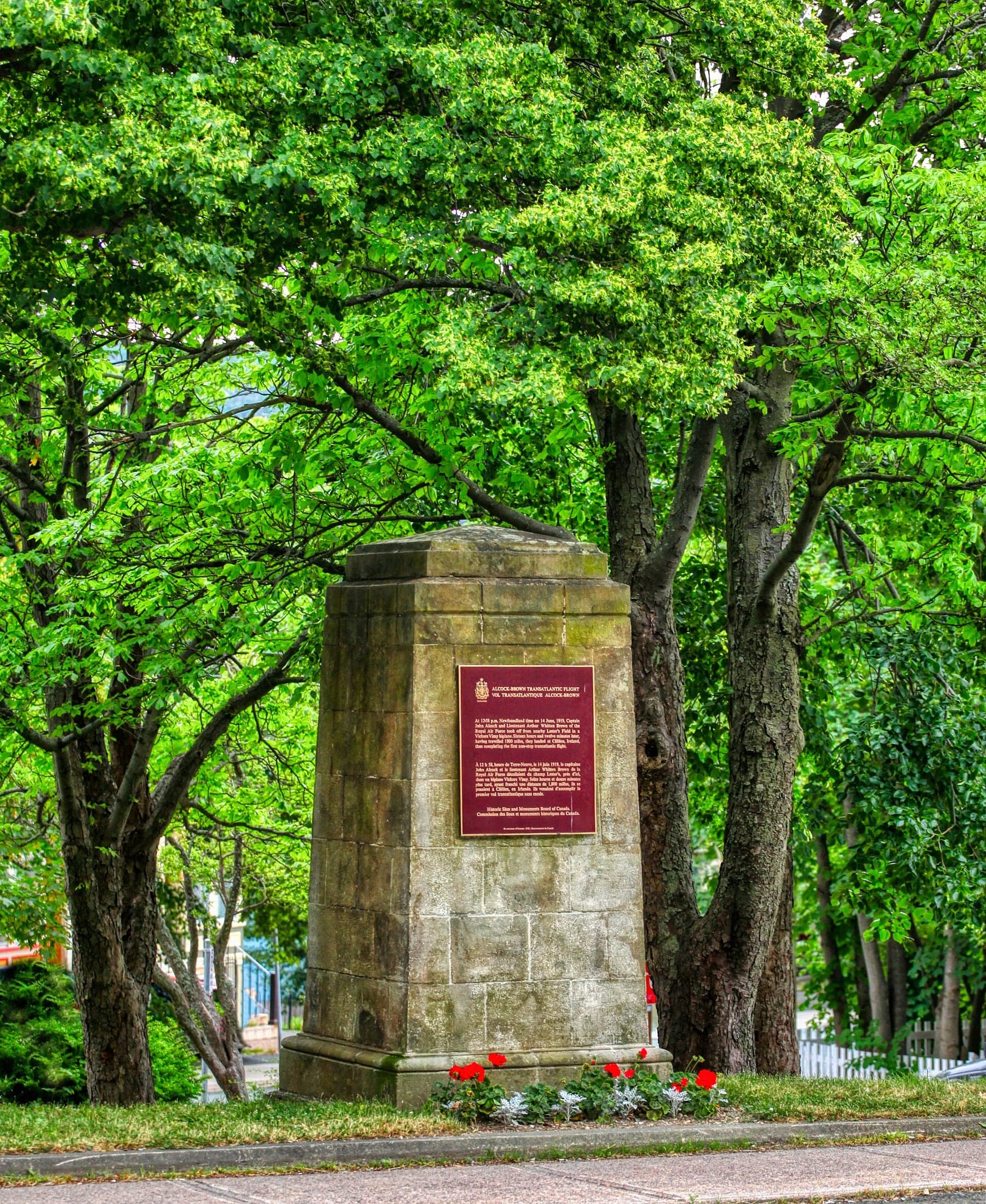 Monument au vol d'Alcock et Brown près du site de départ de Lester's Field, à St John's