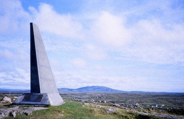 Le monument en forme de dérive dédié à Alcock et Brown, sur la colline d'Errislannan (Connemara)