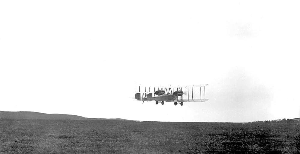 Le Vickers Vimy décollant de Lester's Field, à St John's (Terre-Neuve), le 14 juin 1919