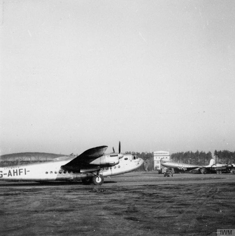 L'Avro York civil G-AHFI de Skyways roulant à Wunstorf en novembre 1948