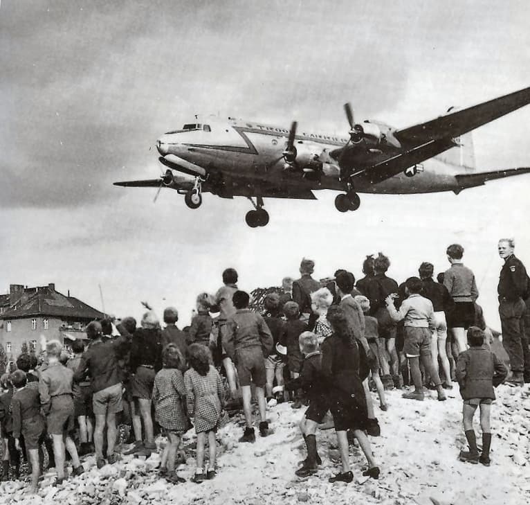 Un C-54 à l'atterrissage à Tempelhof en 1948, observé depuis les décombres