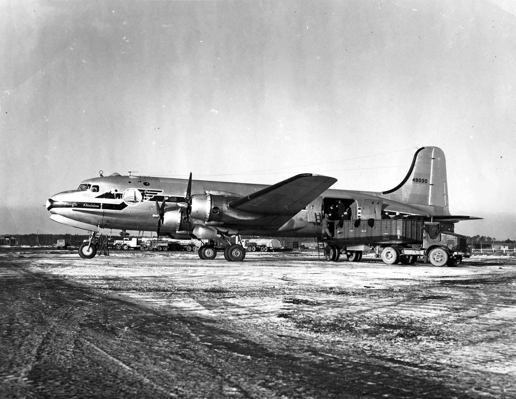 Un Douglas C-54E Skymaster, numéro de série 44-9030, engagé dans le pont aérien