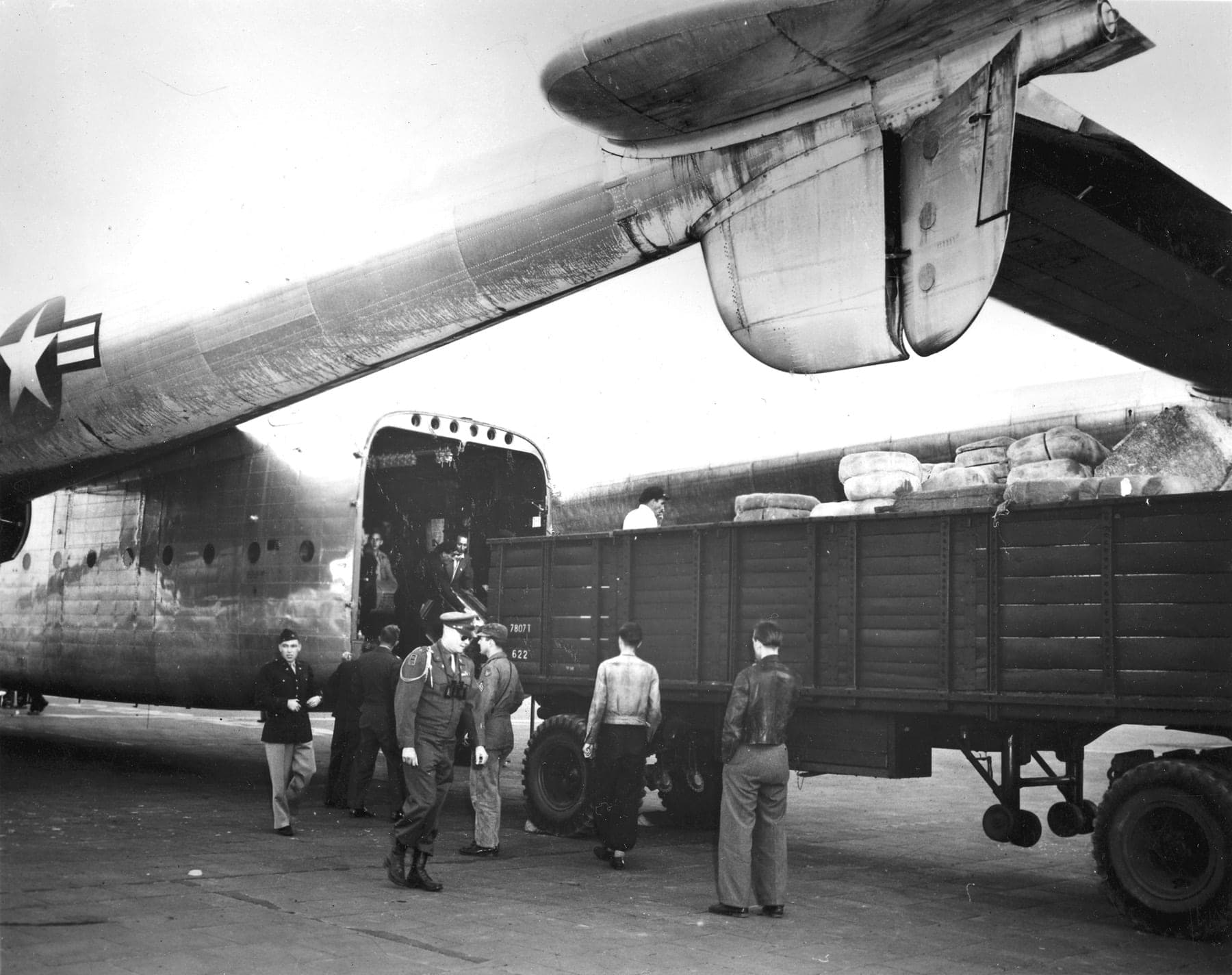 Le premier Fairchild C-82A Packet du pont aérien, déchargé à Tempelhof