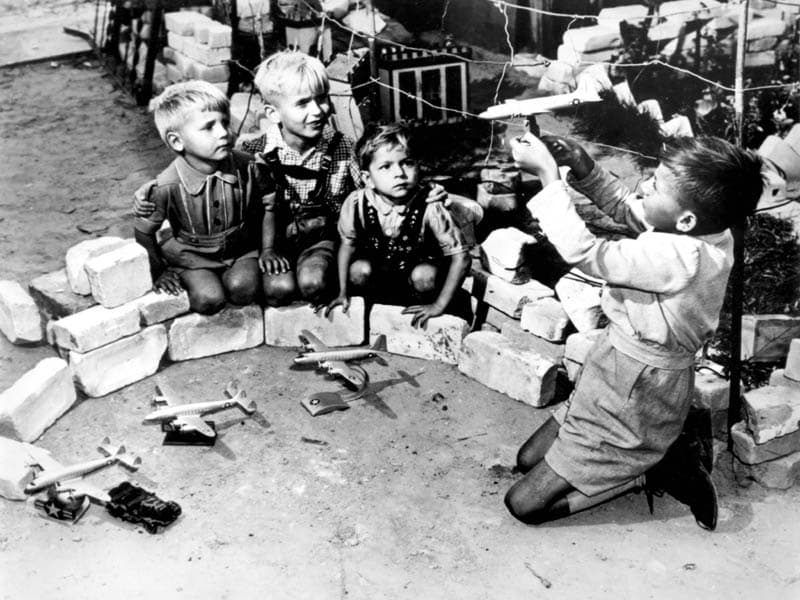 Des enfants berlinois jouant au « Luftbrücke », le pont aérien