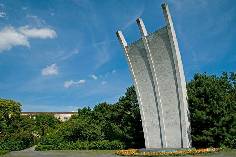Le Luftbrückendenkmal devant l'ancien aéroport de Tempelhof, ses trois pointes tournées vers l'ouest
