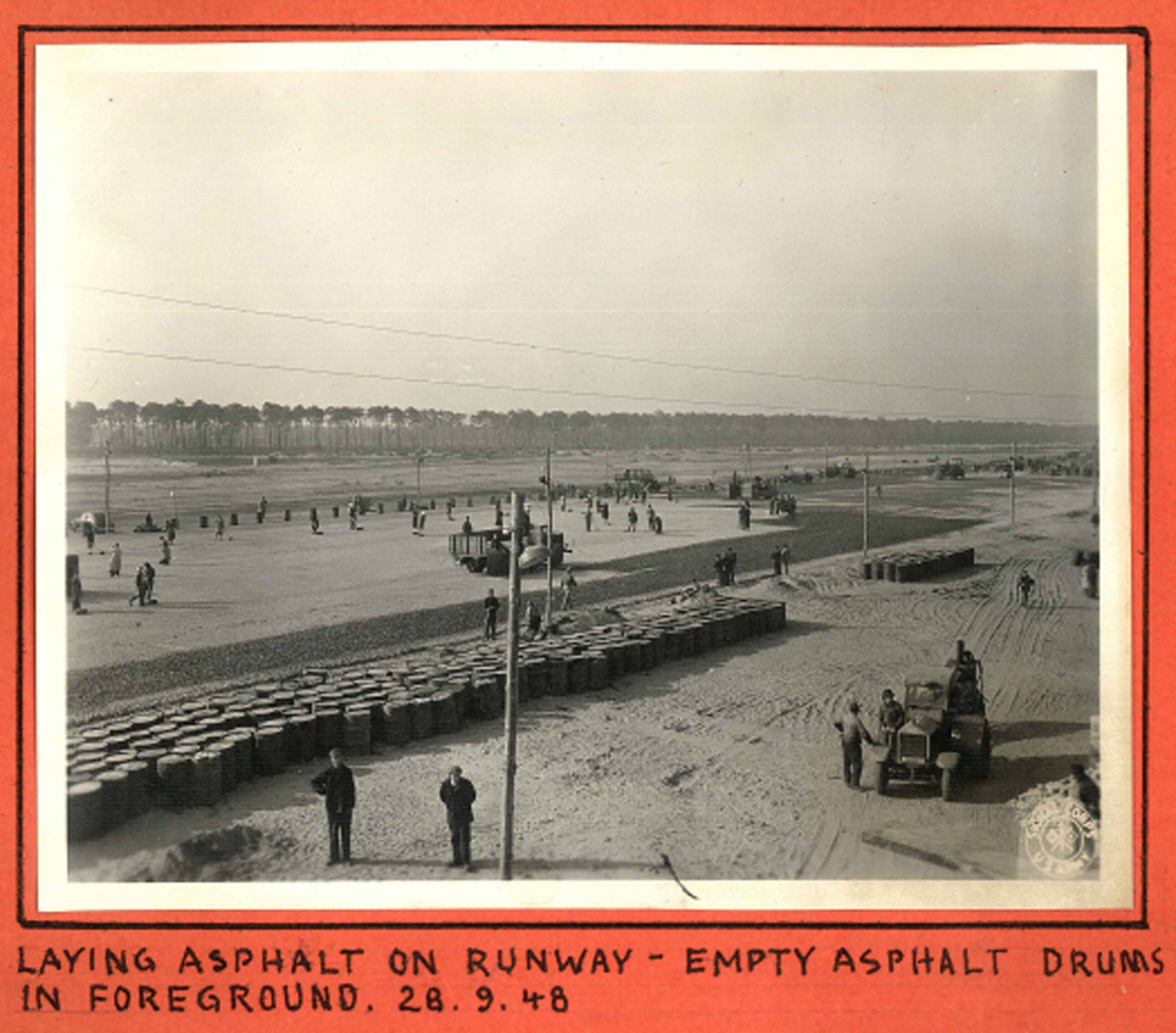 Pose de l'asphalte sur la piste de Tegel, fûts vides au premier plan, le 28 septembre 1948