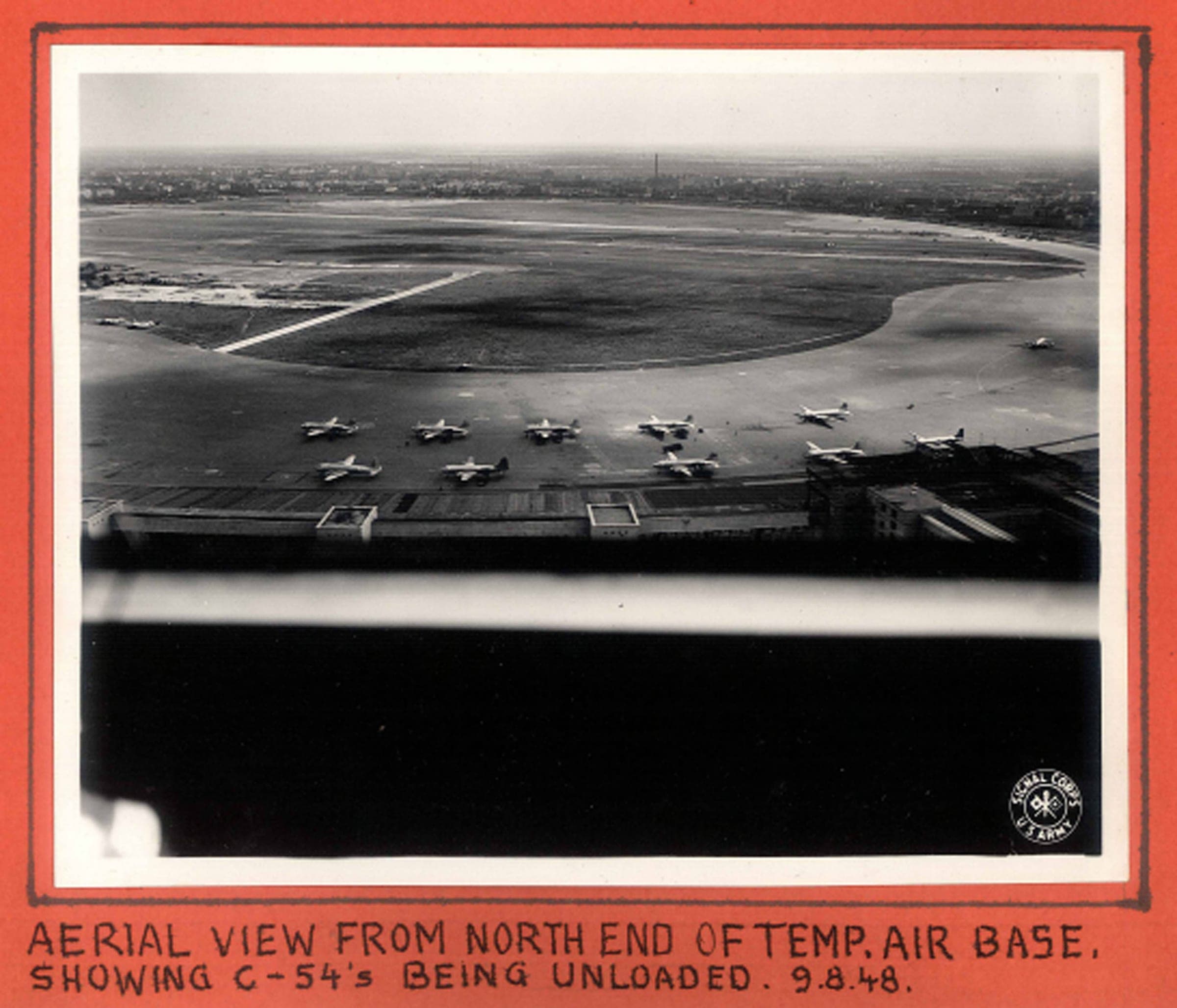 Tempelhof vu du nord le 9 août 1948, des C-54 sur l'aire de déchargement