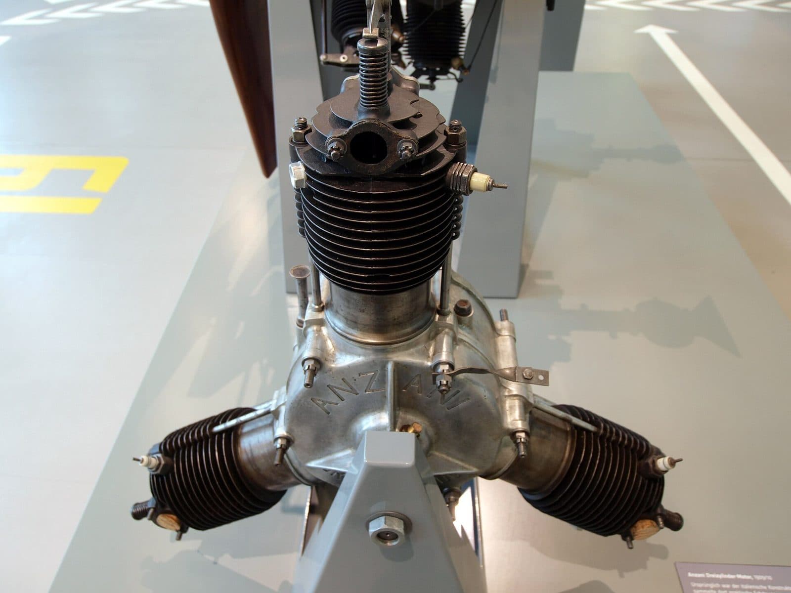 Un moteur d'aviation Anzani trois cylindres de 1909 exposé dans un musée, ses cylindres disposés en éventail.