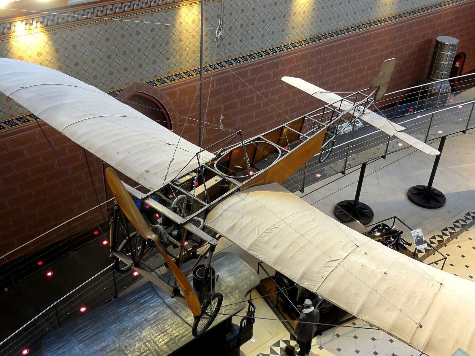 Le Blériot XI original suspendu dans l'ancienne église Saint-Martin-des-Champs du musée des Arts et Métiers, vu d'en haut.