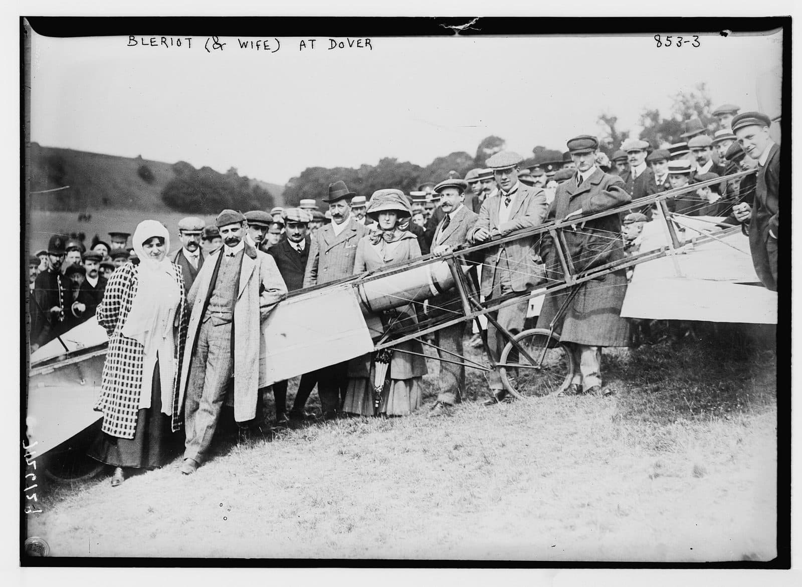 Louis et Alice Blériot posant avec la foule devant l'aéroplane, sur le terrain de Douvres.