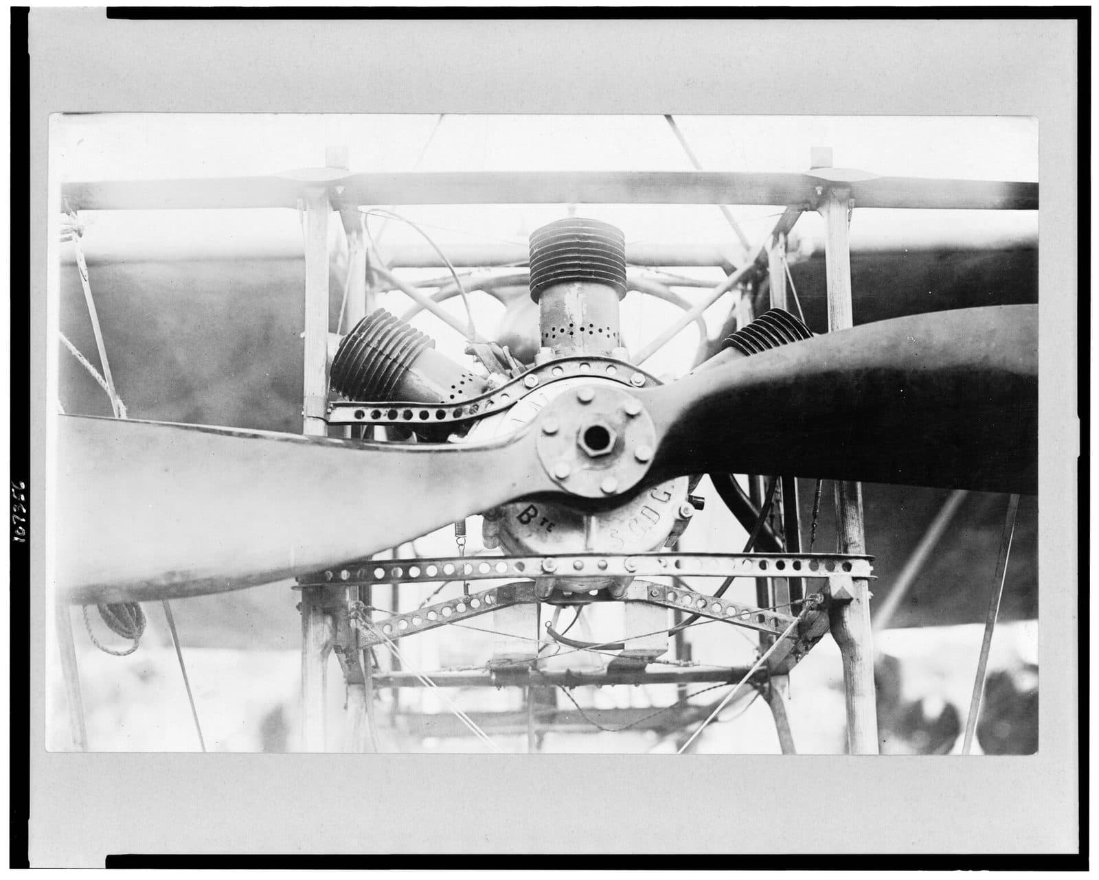 Le Blériot XI vu de face : les cylindres de l'Anzani en éventail au-dessus du carter, l'hélice bipale en bois en travers de l'image.