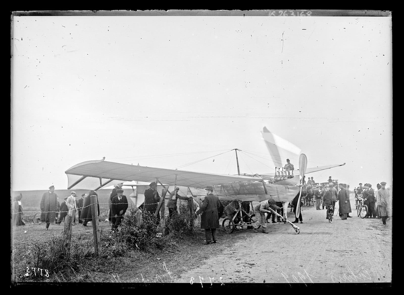 Le monoplan Antoinette d'Hubert Latham au sol à Sangatte, son long fuselage entouré de curieux.