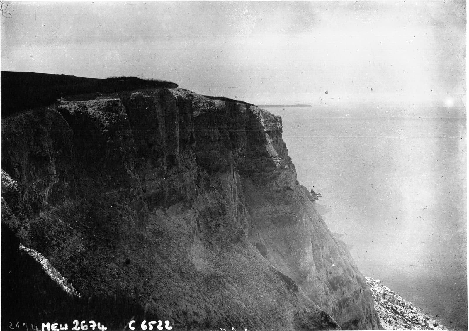 La falaise de craie de Sangatte choisie comme point de départ par Latham, plongeant vers la mer.