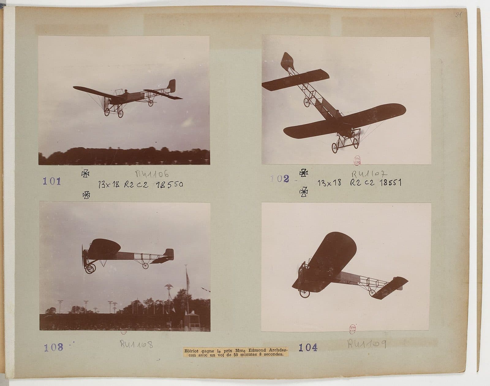 Une page d'album de quatre petites photographies du monoplan de Blériot en vol à Port-Aviation, où il vola 50 minutes 8 secondes.