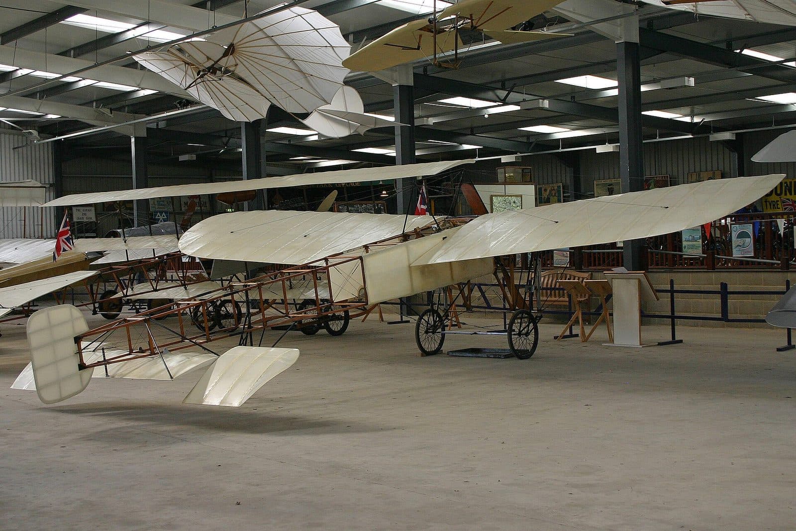 Le Blériot XI de 1909 de la Shuttleworth Collection, G-AANG, plus vieil avion encore apte au vol, dans son hangar d'Old Warden.