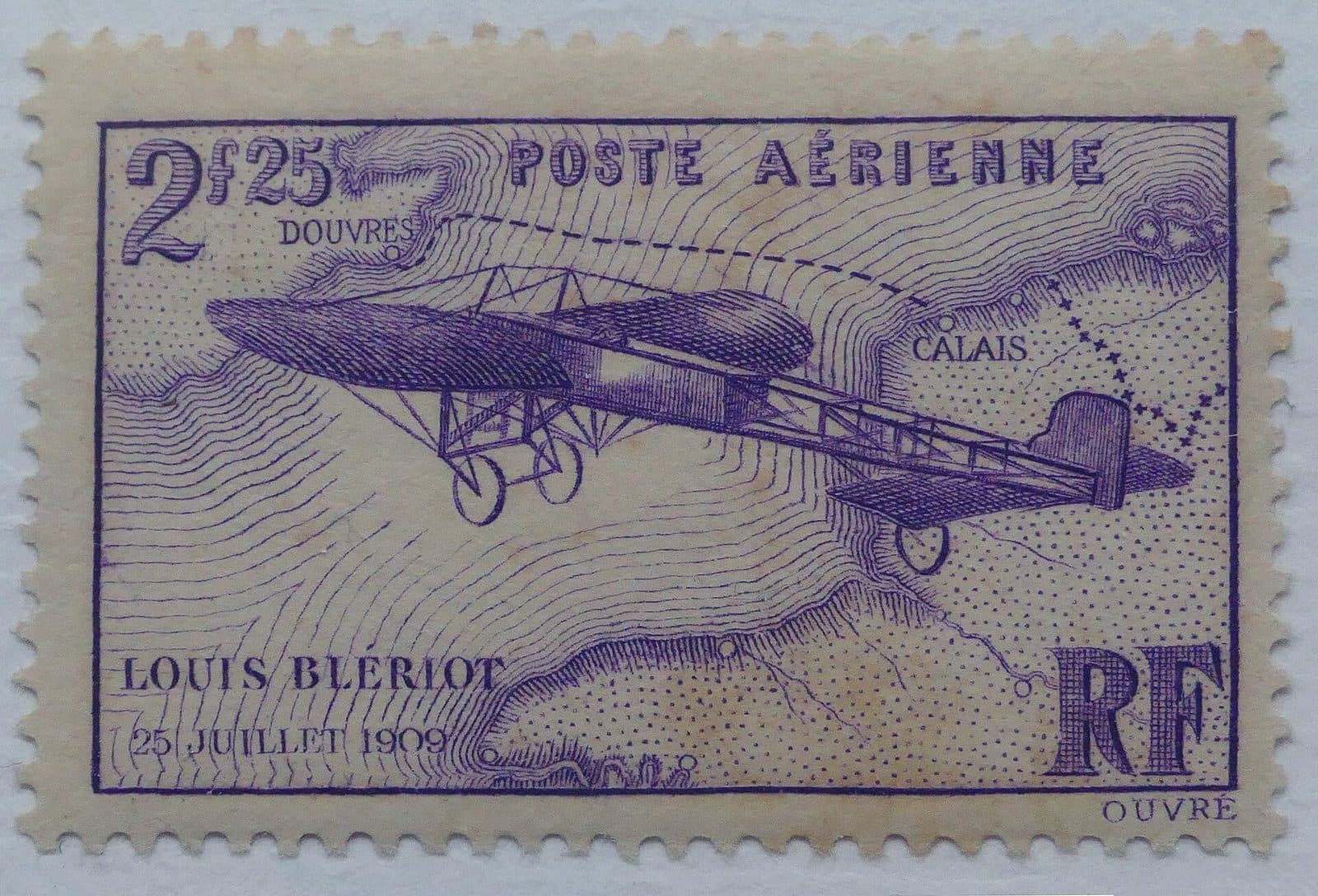 Un timbre français de poste aérienne violet à 2 F 25 montrant le Blériot XI au-dessus d'une carte de la Manche entre Calais et Douvres.