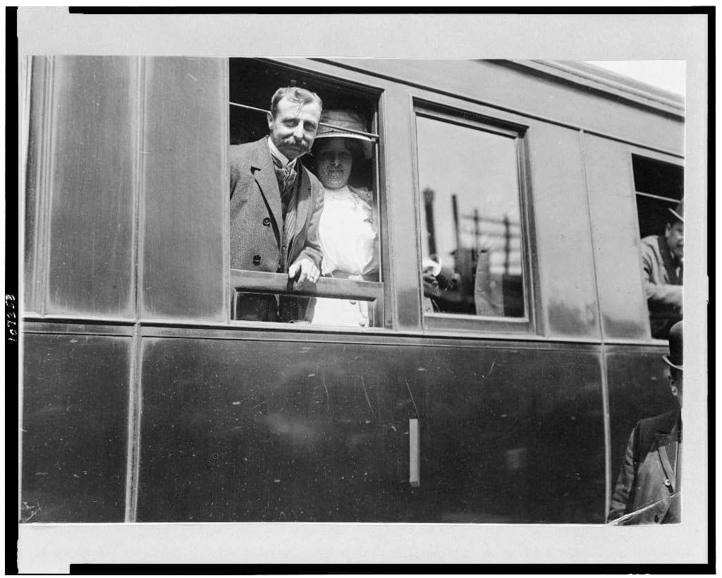 Louis et Alice Blériot à la fenêtre d'un wagon, dans le train de Calais à Paris.