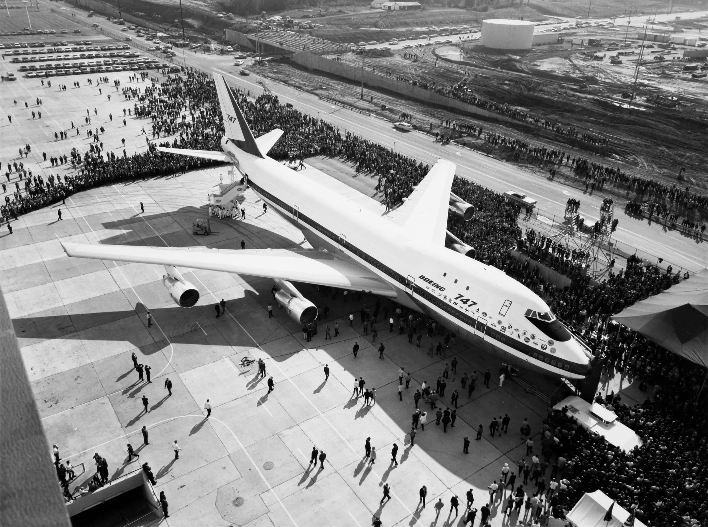 Le premier Boeing 747 devant l'usine d'Everett le 30 septembre 1968, jour de sa première présentation au public