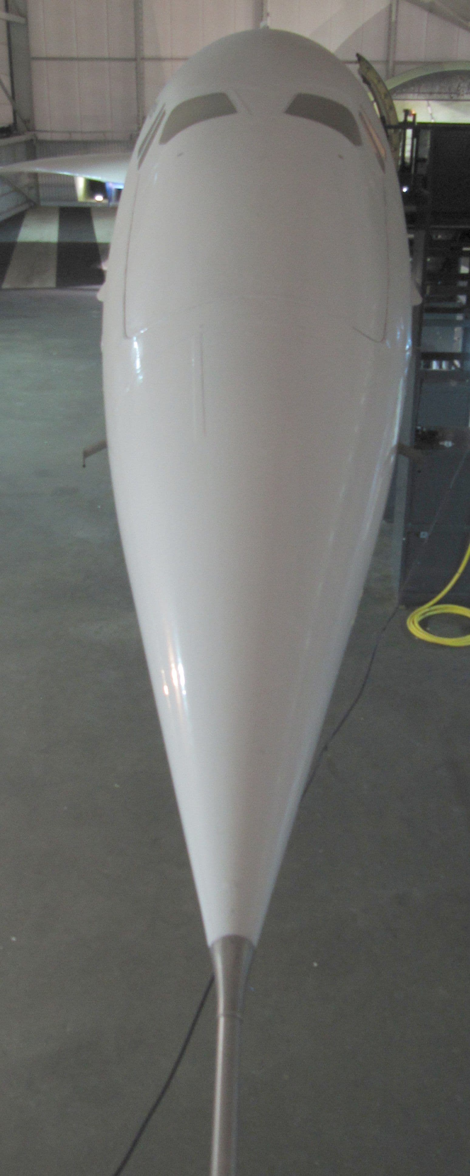Le nez basculant et la visière de Concorde 001, abaissés, photographiés en 2013, la configuration conservée pendant tout le premier vol