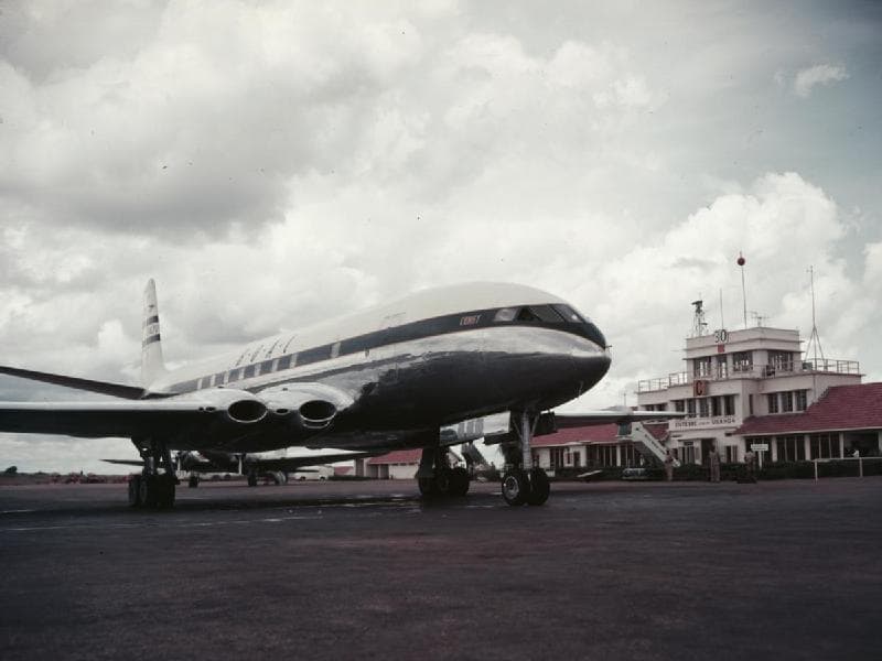 Un de Havilland Comet de la BOAC, en route de Londres vers Johannesburg, fait escale à Entebbe en 1952