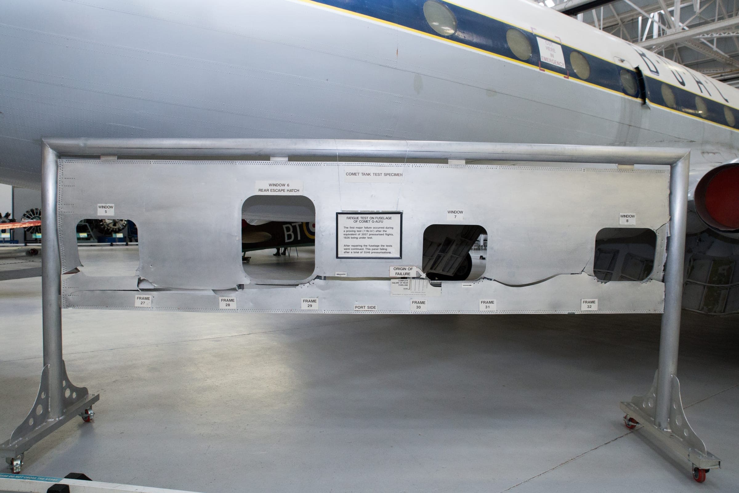 Un panneau de fuselage conservé du Comet G-ALYU, la cellule cyclée jusqu'à la rupture dans le bassin de Farnborough, avec l'origine de la rupture indiquée