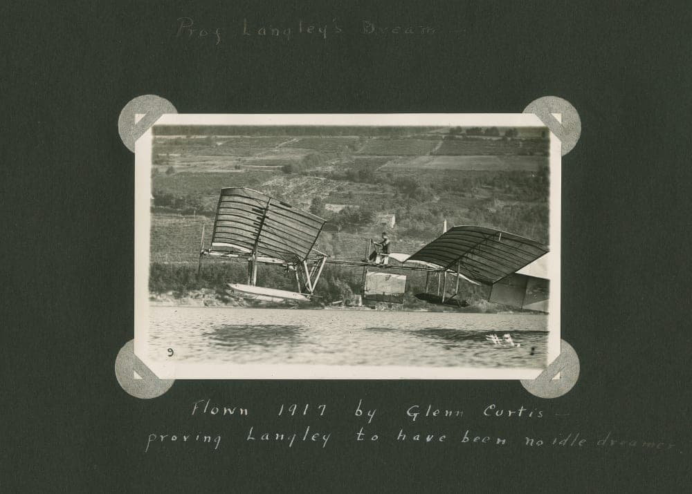 Glenn Curtiss pilotant l'Aerodrome de Langley reconstruit au-dessus du lac Keuka, à Hammondsport, en 1914, les sauts que la Smithsonian présenta comme la preuve de l'antériorité de Langley.