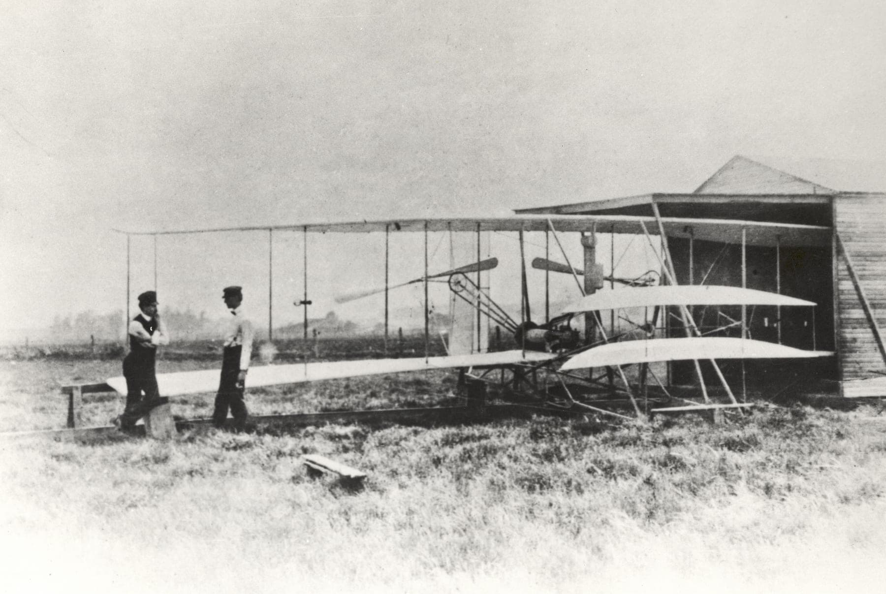 Wilbur et Orville Wright avec le Flyer II à Huffman Prairie, le pâturage des environs de Dayton où ils apprirent à réellement piloter l'aéroplane.