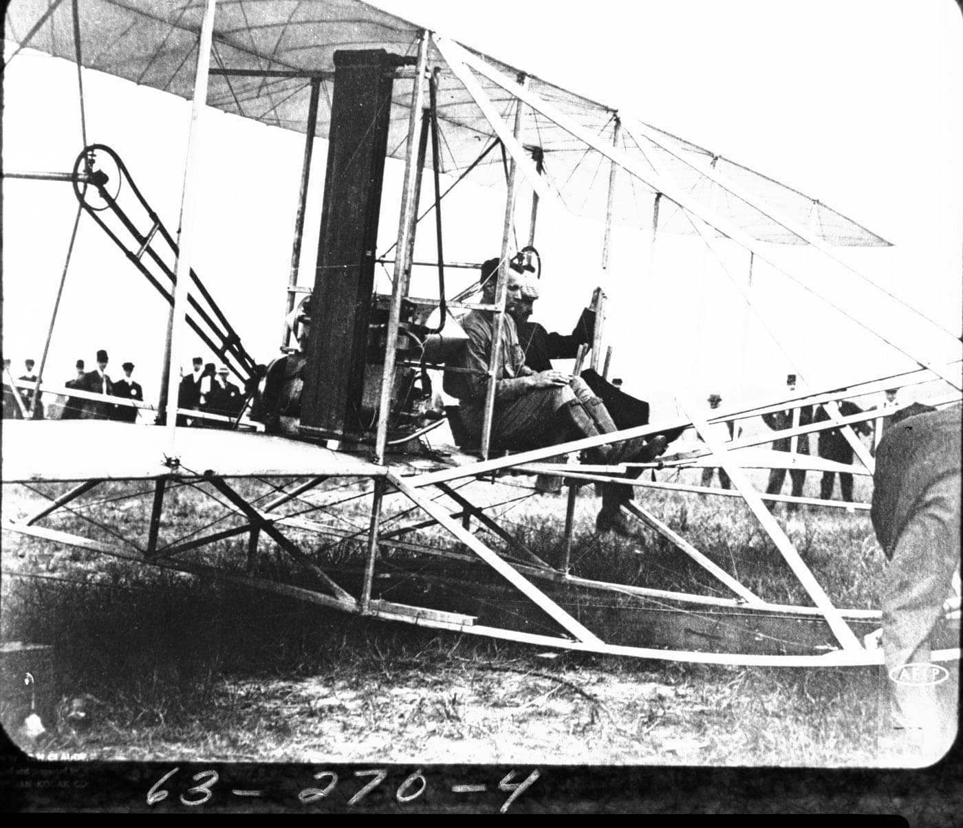 Orville Wright et le lieutenant Thomas Selfridge assis sur le Military Flyer à Fort Myer, quelques minutes avant l'accident qui coûta la vie à Selfridge.