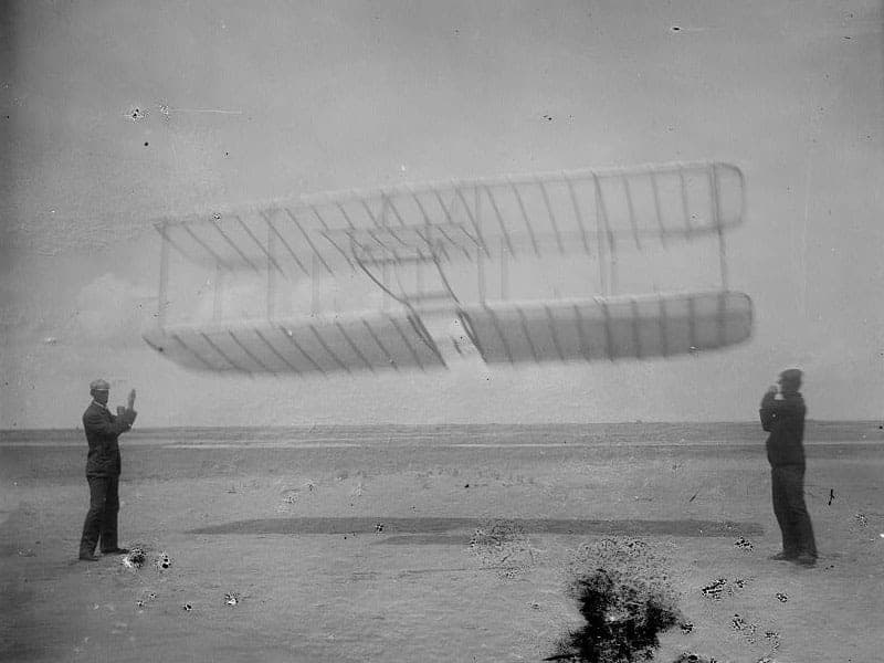 Le planeur Wright de 1901 sur le sable de Kitty Hawk, Wilbur à gauche et Orville à droite.