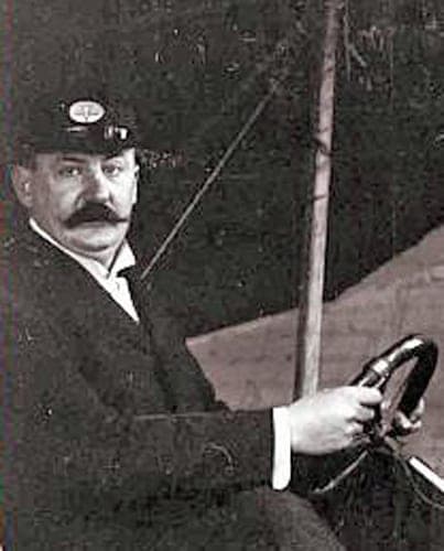 Karl Jatho au volant de son biplan à Hanovre, quelques années après les sauts motorisés qu'il réalisa en 1903.