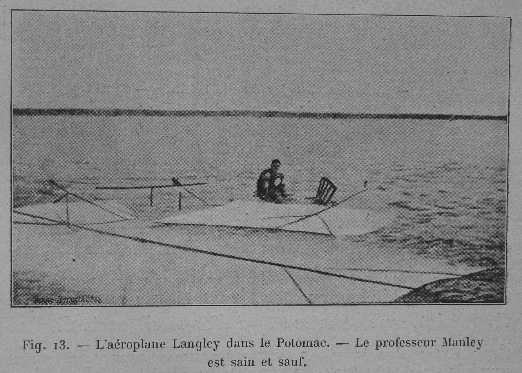 L'Aerodrome de Samuel Langley effondré dans le Potomac après son lancement depuis la catapulte de la péniche.