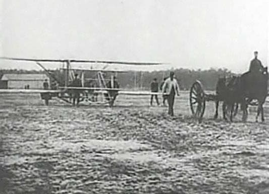 Le Flyer de Wilbur Wright à l'hippodrome des Hunaudières, près du Mans, lors des démonstrations de 1908 en France.