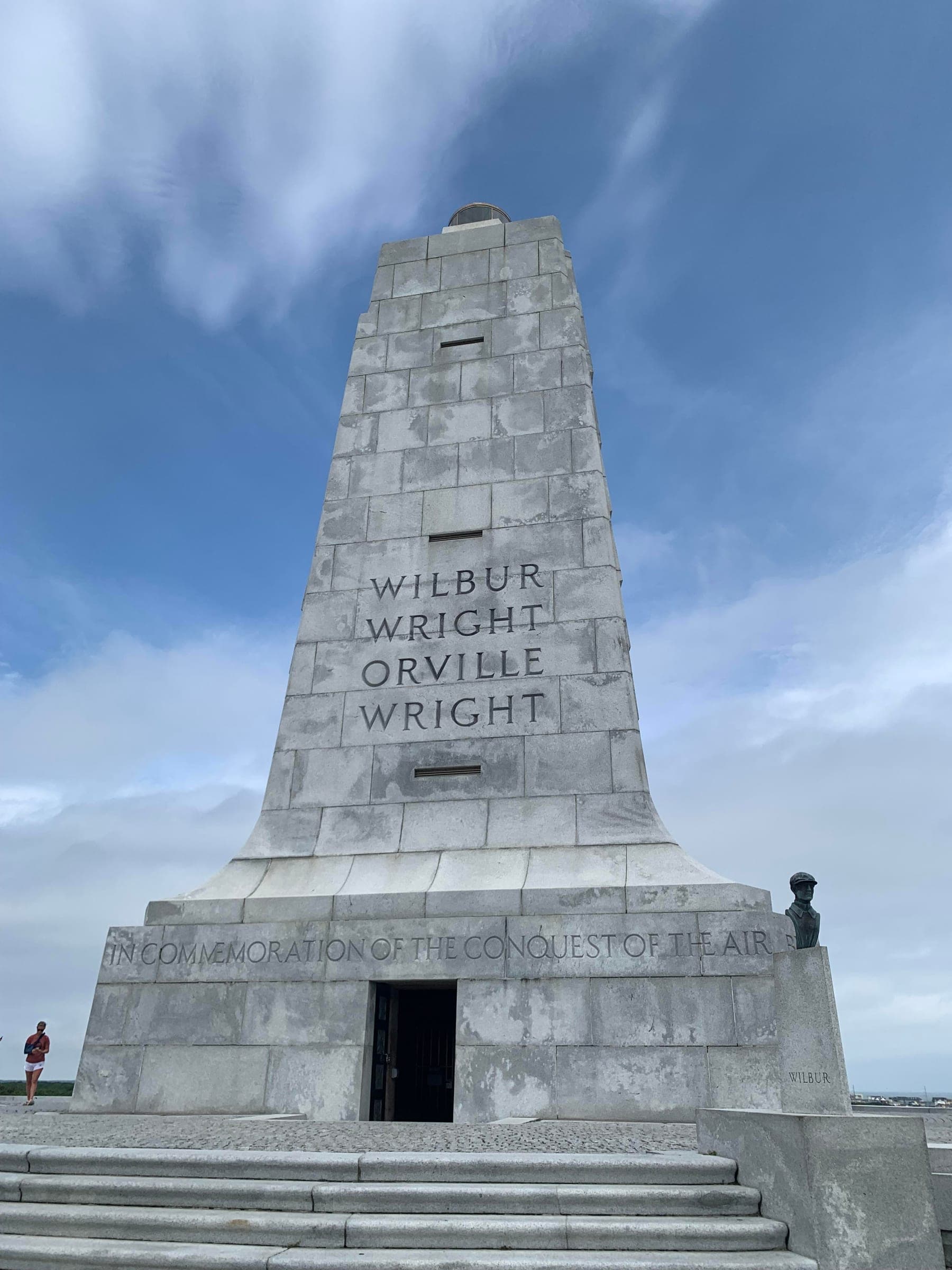 Le pylône de granit du Wright Brothers National Memorial dressé sur Kill Devil Hill.
