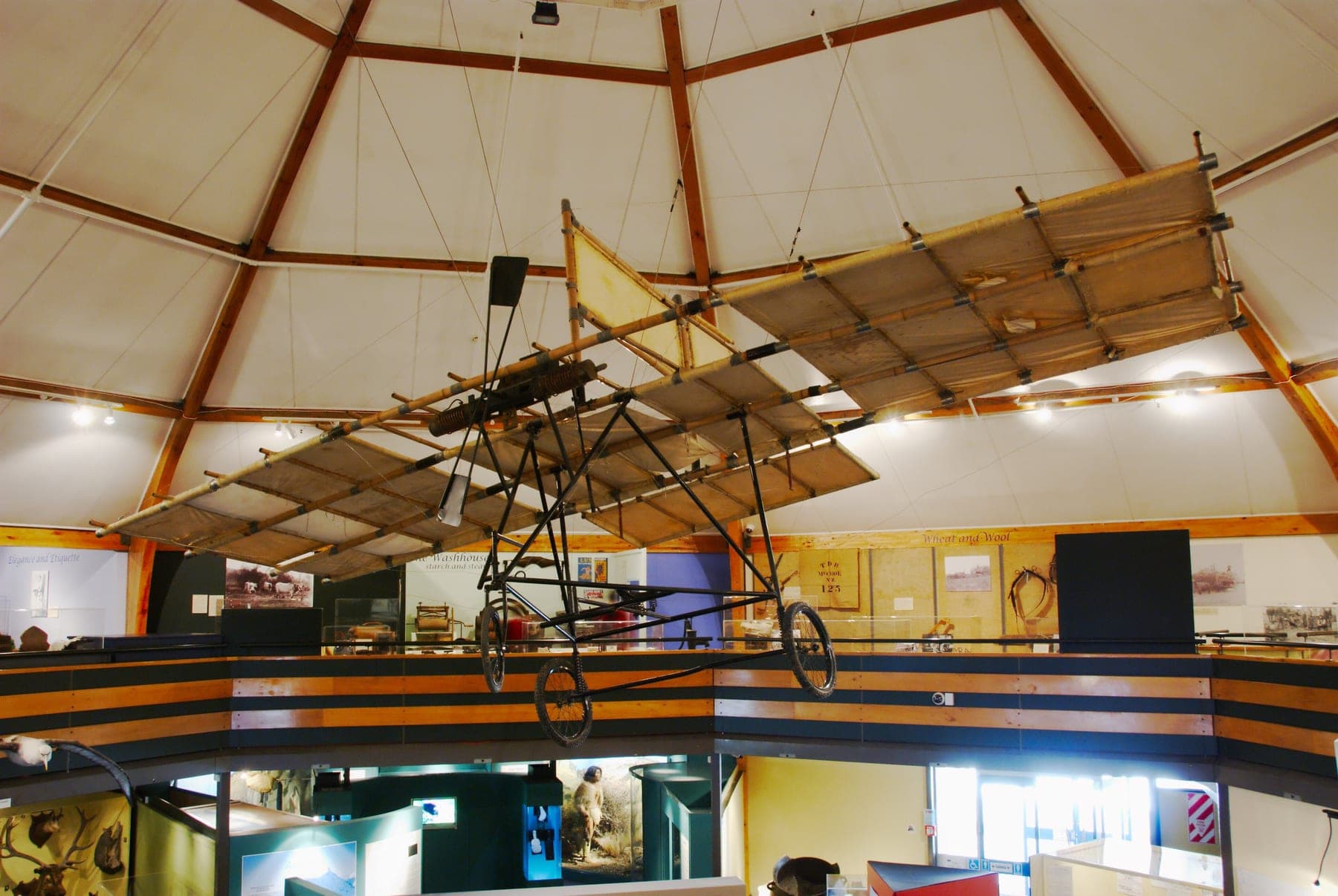 Une réplique du monoplan de Richard Pearse au South Canterbury Museum de Timaru, construite d'après les pièces subsistantes et les descriptions locales.