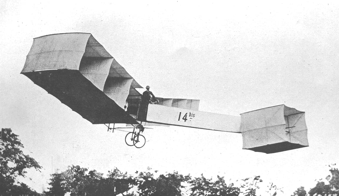 Le 14-bis en l'air à Bagatelle en 1906, Santos-Dumont debout dans la nacelle entre les cellules en cerf-volant.