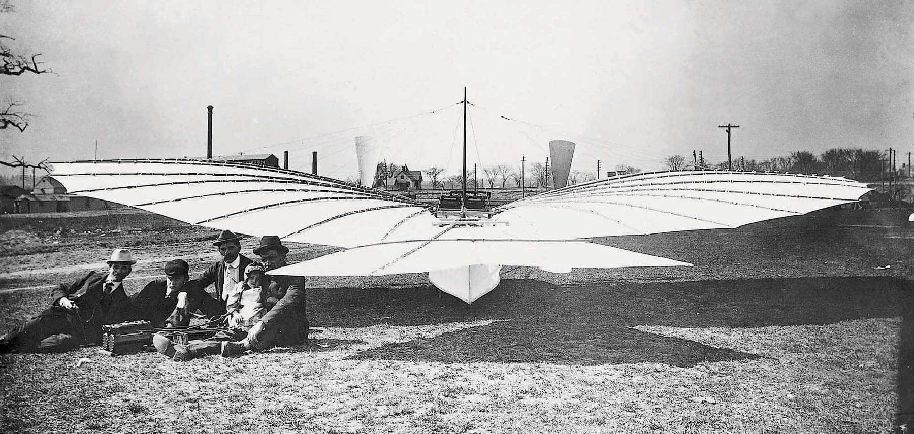 Gustave Whitehead à côté de son monoplan n° 21 de 1901, photographié au sol près de son atelier de Bridgeport.