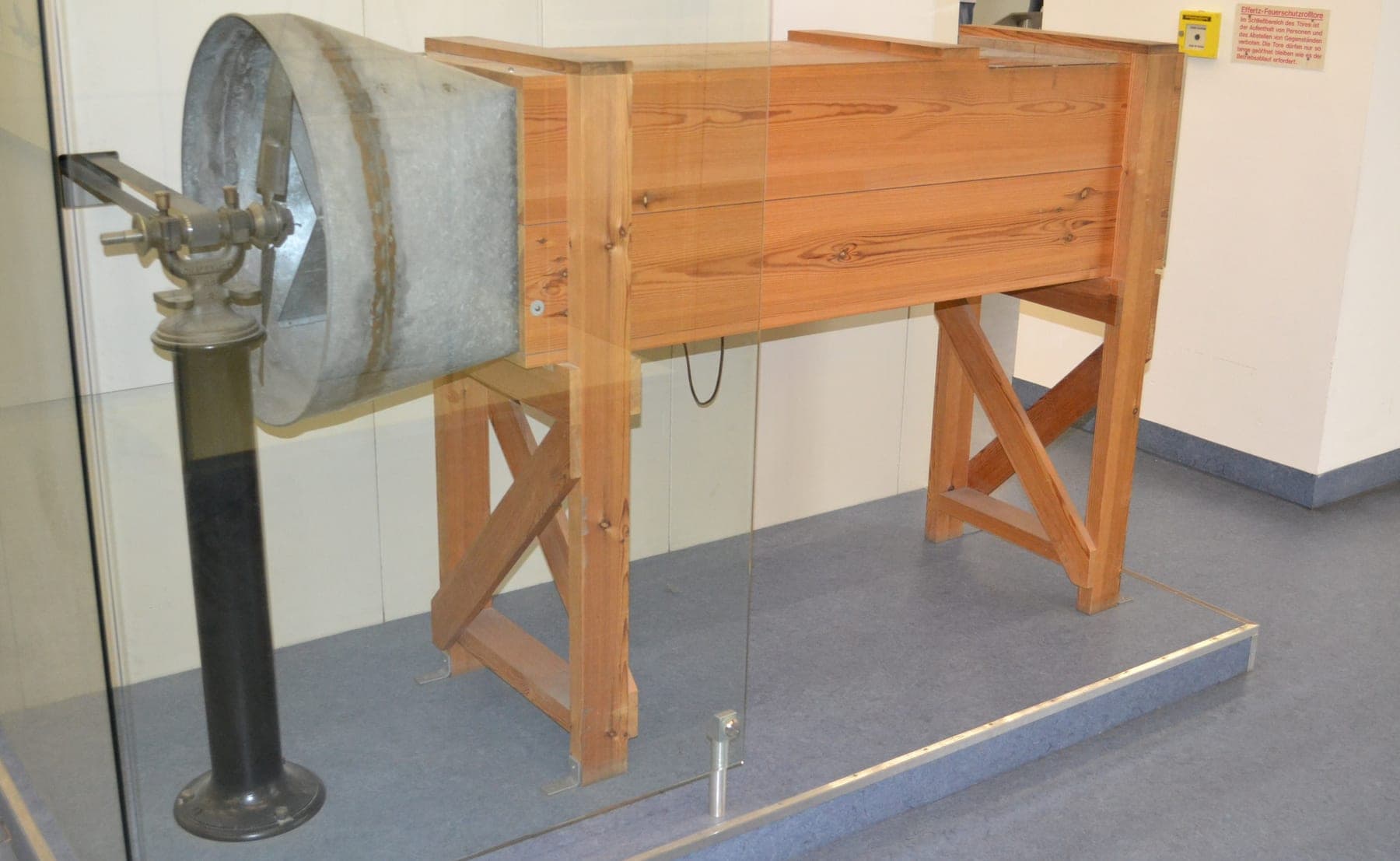 Une reconstitution de la soufflerie en bois des frères Wright : un long caisson ouvert aux deux extrémités, muni d'un ventilateur.