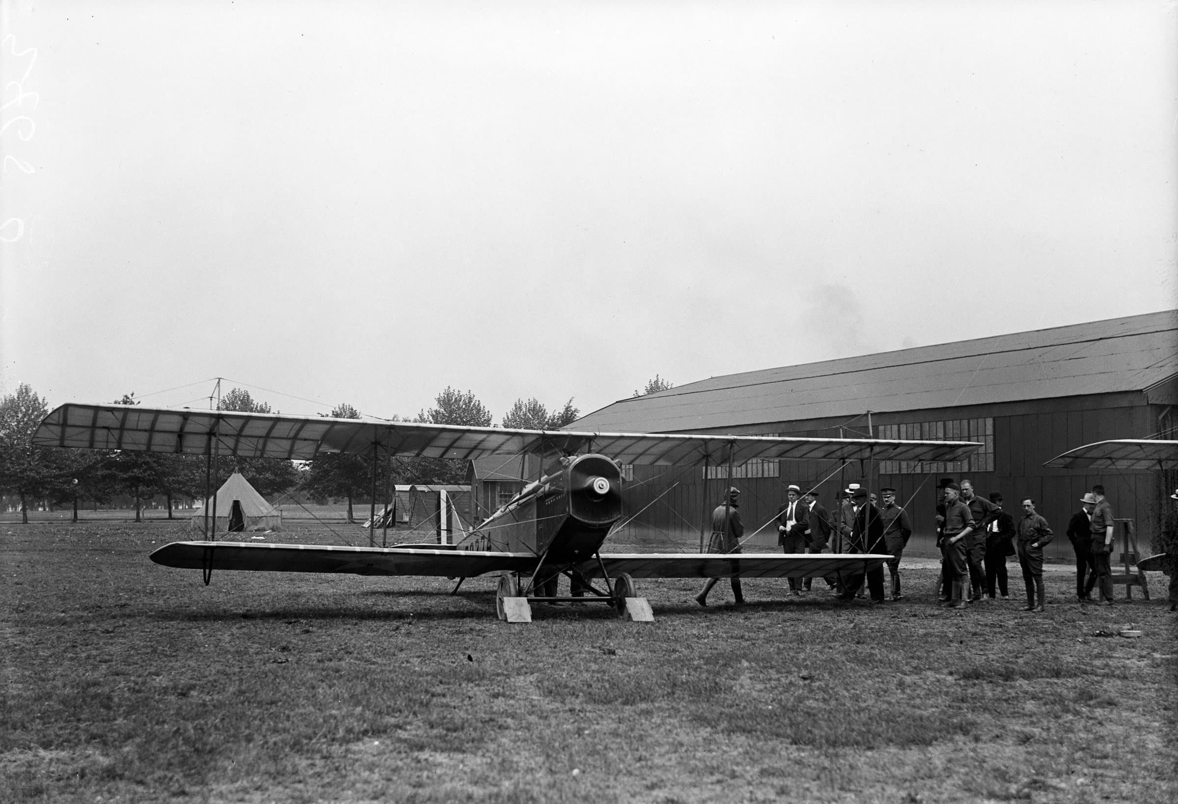 L'inauguration de la poste aérienne américaine au Washington Polo Grounds, le 15 mai 1918, avec un Curtiss JN-4H
